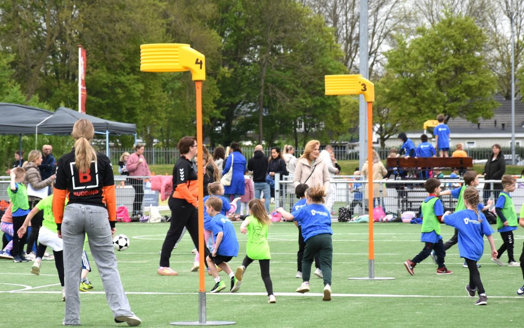 Blije gezichten bij terugkeer schoolkorfbaltoernooi