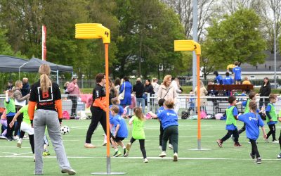 Blije gezichten bij terugkeer schoolkorfbaltoernooi